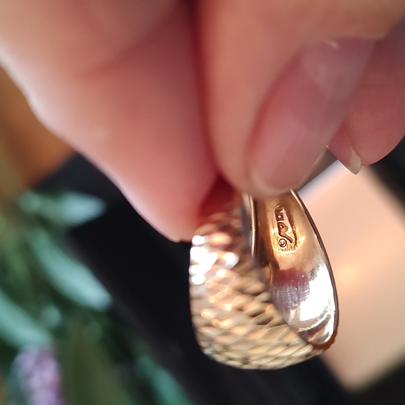 10k Gold Diamond cut Cigar band ring - Picture 5 of 5